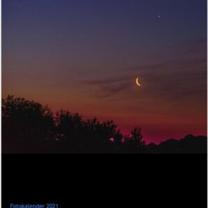 Der Titel des Fotokalenders 'Mond & Sterne über Köln von Rob Herff zeigt Mond und Venus in der ganz frühen Dämmerung.